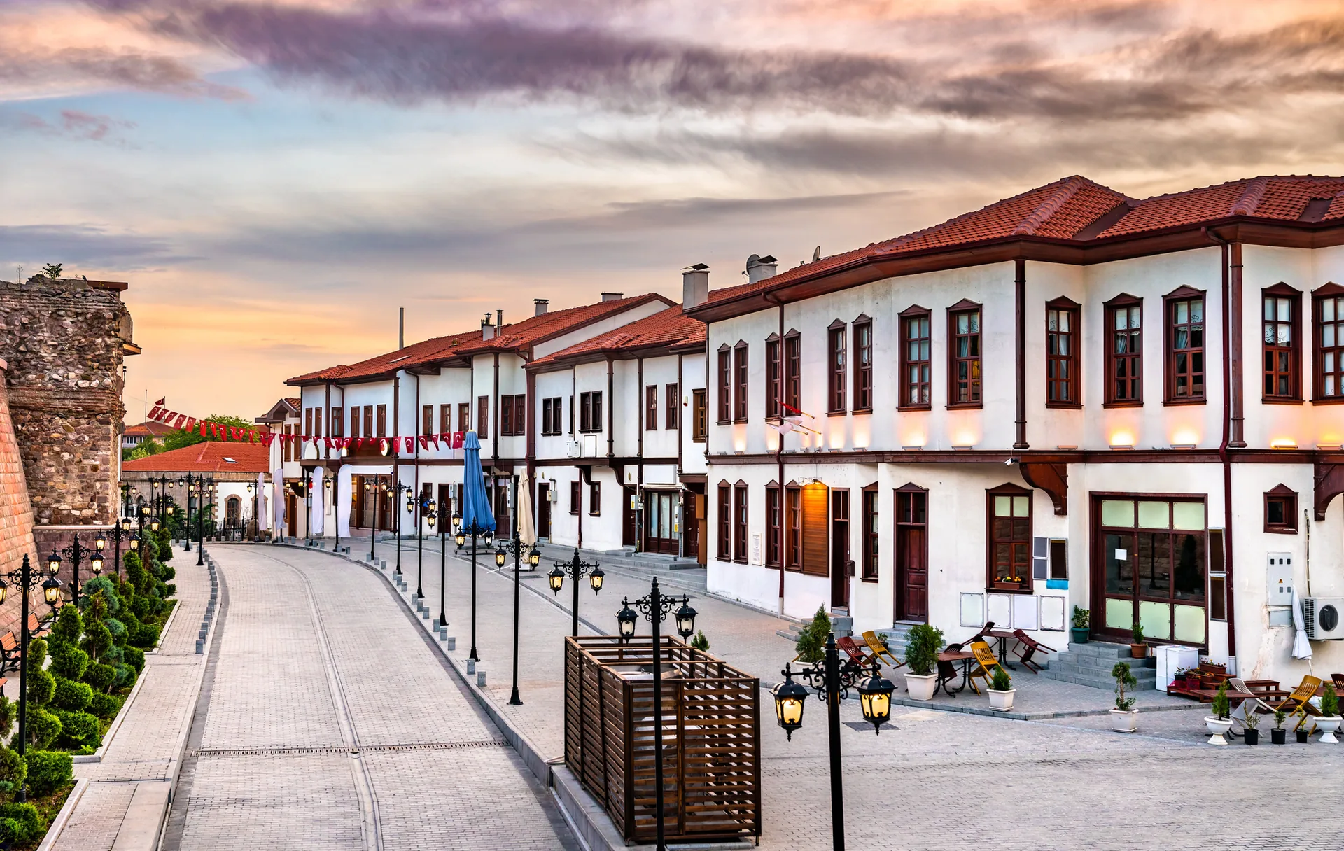 Historisches Zentrum Ankara, Türkei – Osmanische Altstadtgasse bei Sonnenuntergang neben der Ankara-Burg