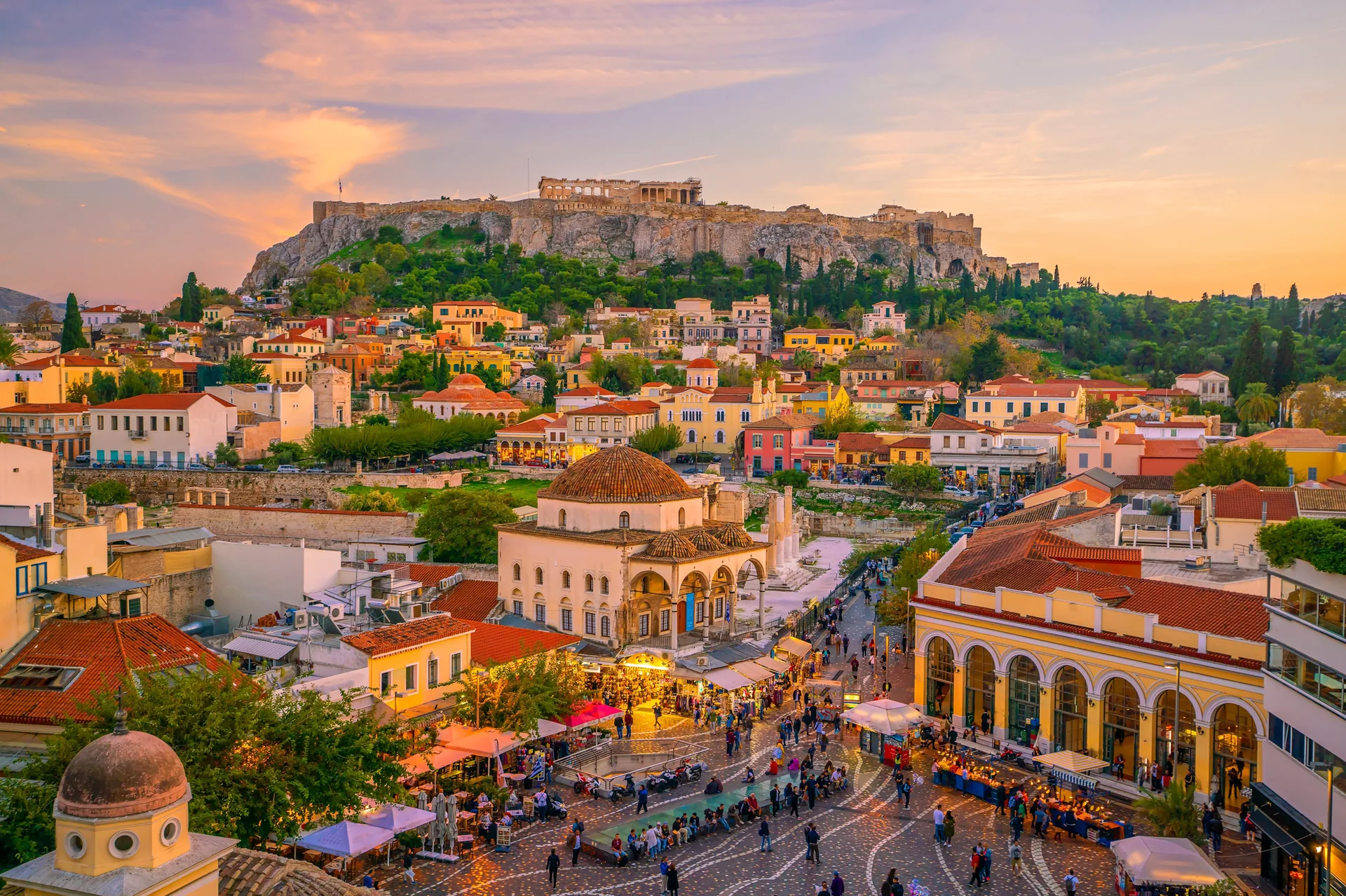 Akropolis mit Parthenon über dem Monastiraki-Platz in Athen, Griechenland – Sonnenuntergang