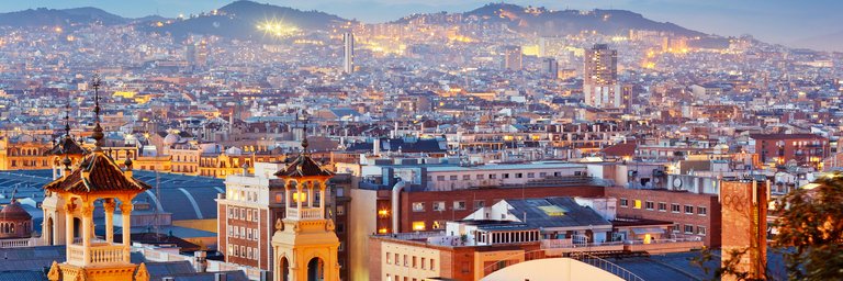 Panoramablick über Barcelona bei Abenddämmerung – Stadtsilhouette mit Collserola-Hügeln und Tibidabo