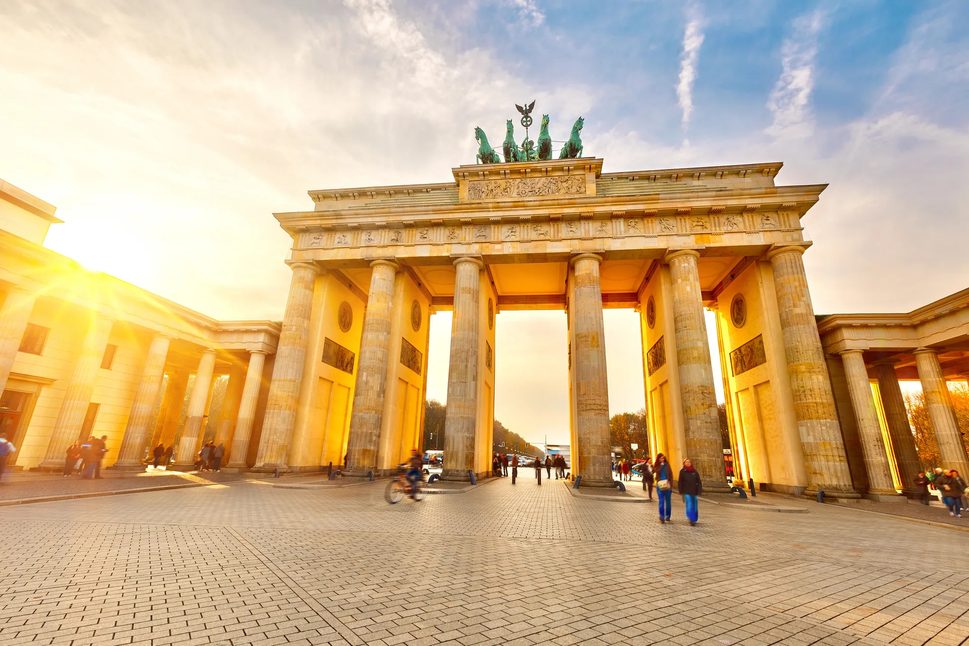 Brandenburger Tor in Berlin – Klassizistisches Wahrzeichen mit Quadriga bei Sonnenuntergang