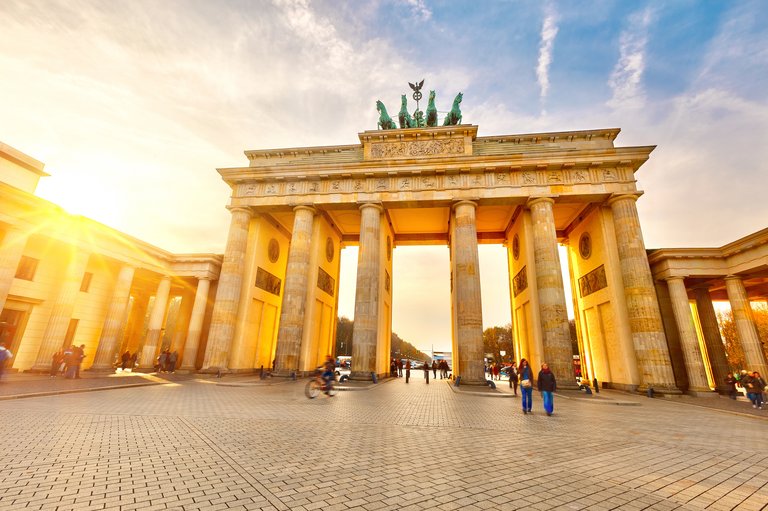 Brandenburger Tor in Berlin – Klassizistisches Wahrzeichen mit Quadriga bei Sonnenuntergang