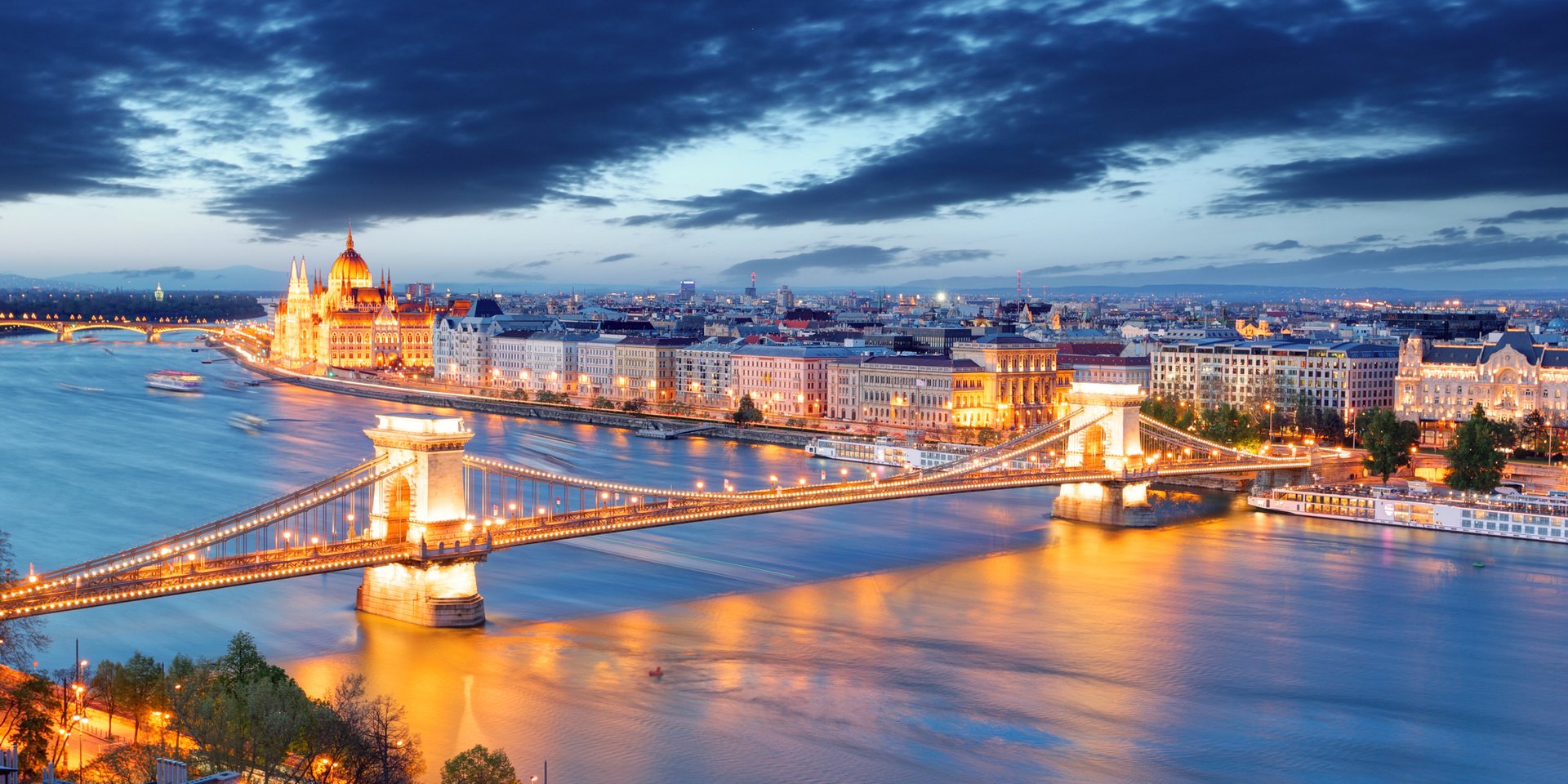 Széchenyi-Kettenbrücke in Budapest, Ungarn – Abendpanorama mit beleuchtetem Parlamentsgebäude