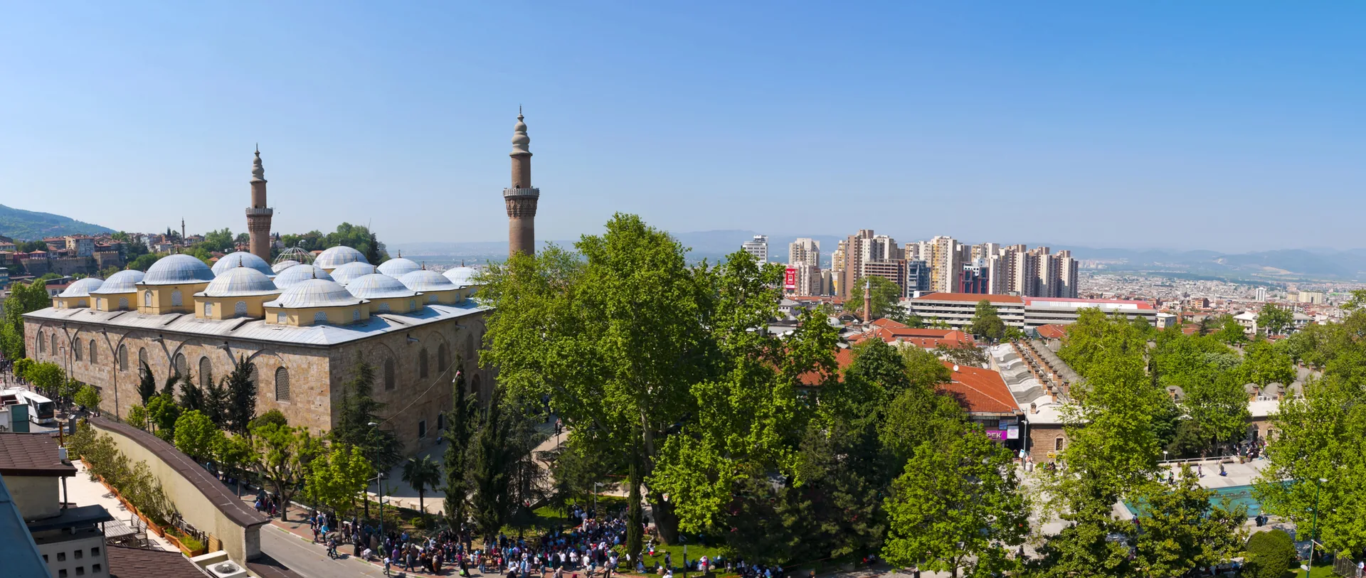 Ulu Camii (Große Moschee) in Bursa, Türkei – Osmanisches Wahrzeichen mit 20 Kuppeln und zwei Minaretten