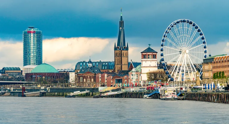 Hotels in Düsseldorf — Rheinmetropole zwischen Altbier und Gehry-Fassaden