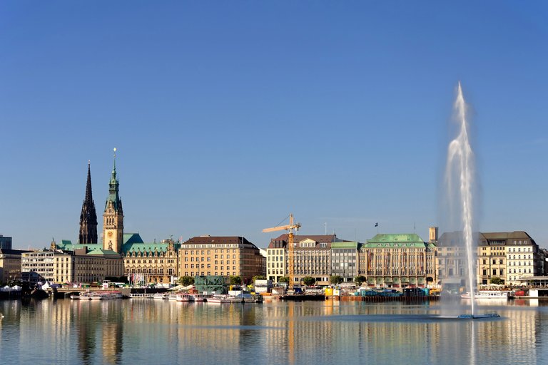 Hamburger Binnenalster mit Alsterfontäne und Blick auf das Rathaus Hamburg