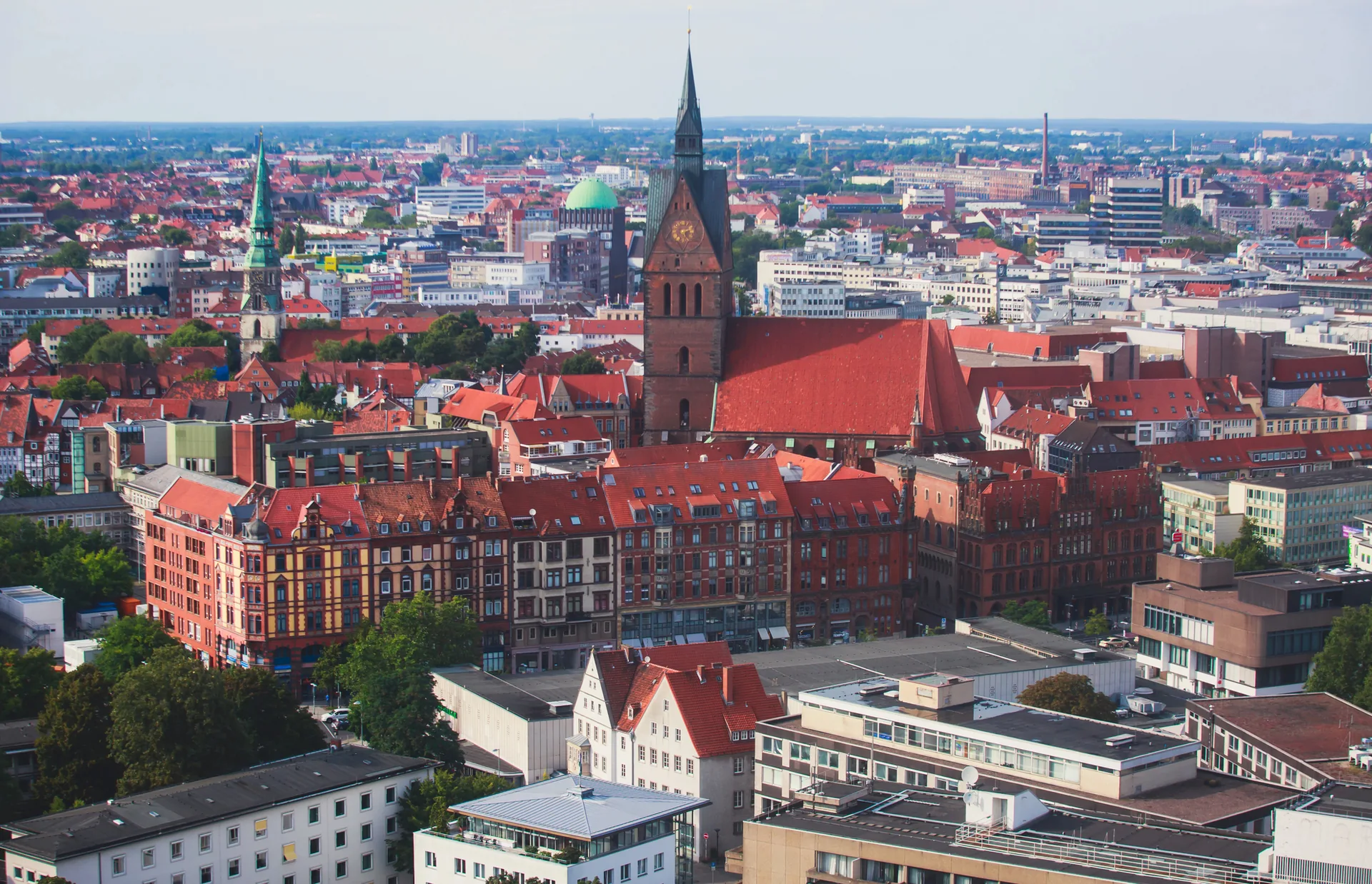 Hannover Stadtpanorama vom Neuen Rathaus – Marktkirche und historische Altstadt aus der Vogelperspektive