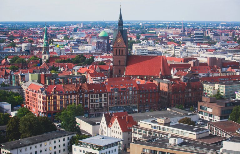 Hannover Stadtpanorama vom Neuen Rathaus – Marktkirche und historische Altstadt aus der Vogelperspektive