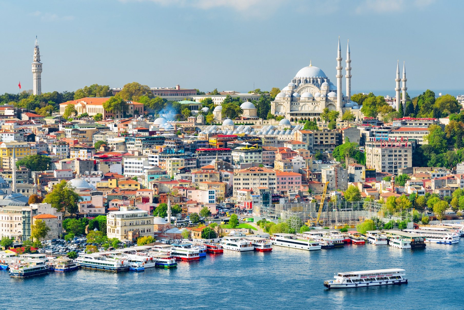 Panoramablick auf das Goldene Horn in Istanbul mit Süleymaniye-Moschee und Halic-Fähranleger