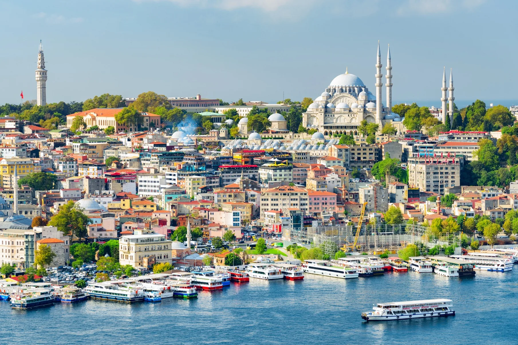 Panoramablick auf das Goldene Horn in Istanbul mit Süleymaniye-Moschee und Halic-Fähranleger