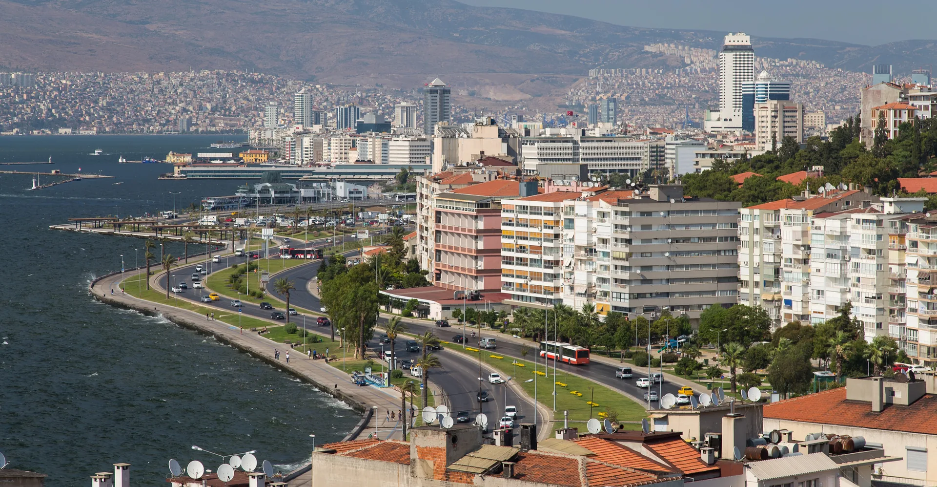 Izmir Türkei – Kordon-Uferpromenade mit Ägäisbucht und moderner Stadtsilhouette