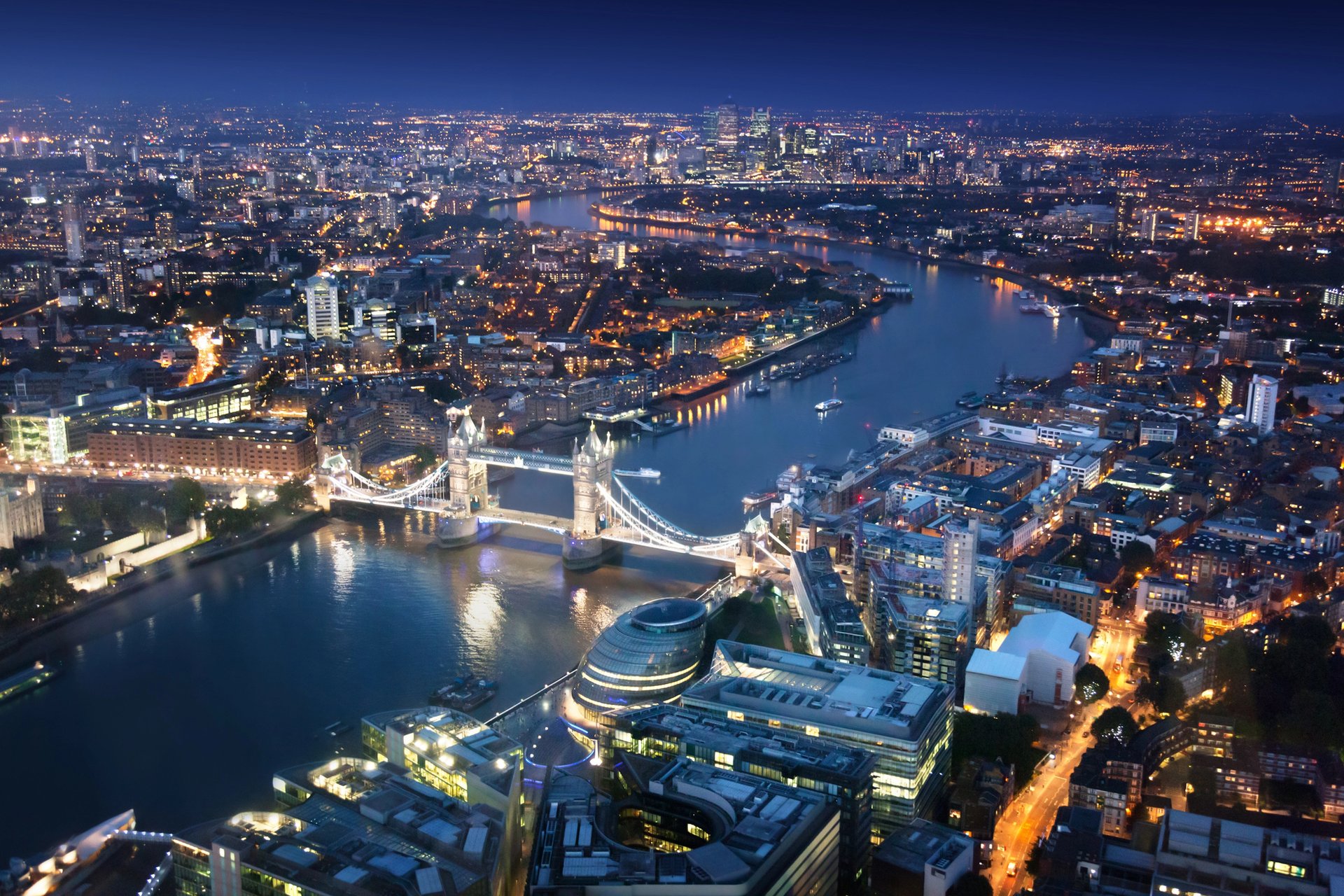 Tower Bridge in London, Großbritannien – nächtliche Luftaufnahme mit Themse und beleuchteter Stadtsilhouette