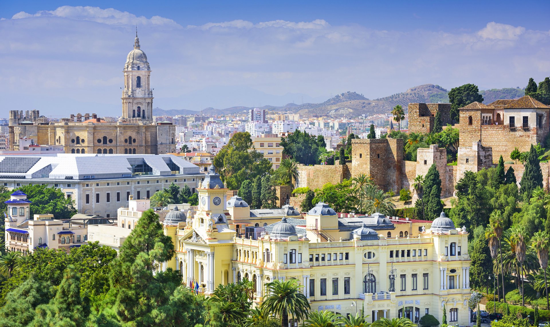 Stadtpanorama Málaga, Spanien – Kathedrale La Manquita, Alcazaba und Ayuntamiento unter blauem Himmel