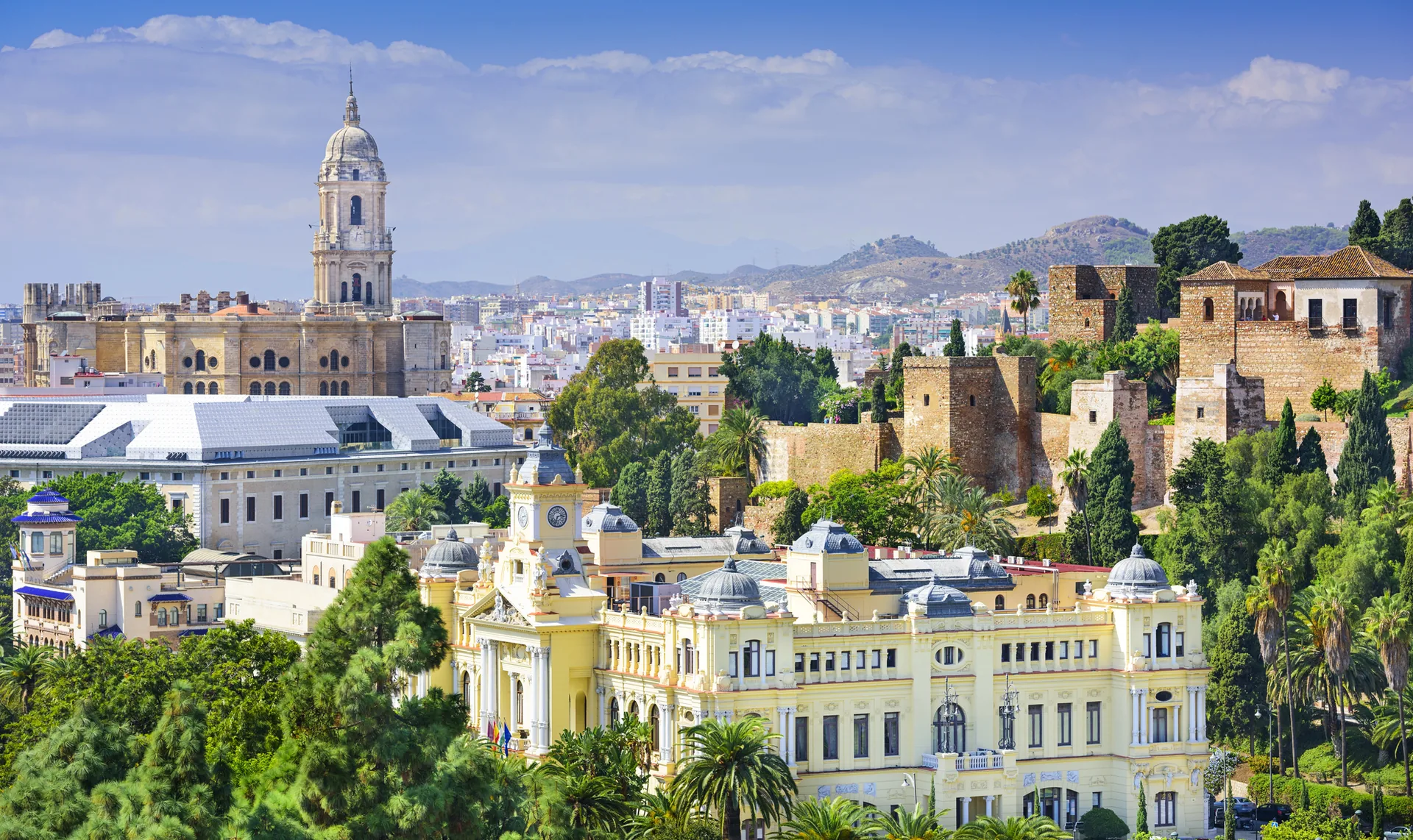 Stadtpanorama Málaga, Spanien – Kathedrale La Manquita, Alcazaba und Ayuntamiento unter blauem Himmel