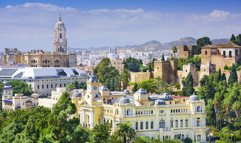 Stadtpanorama Málaga, Spanien – Kathedrale La Manquita, Alcazaba und Ayuntamiento unter blauem Himmel