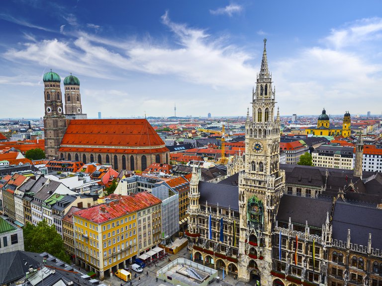 Marienplatz München – Neues Rathaus mit Glockenspiel und Frauenkirche aus der Vogelperspektive