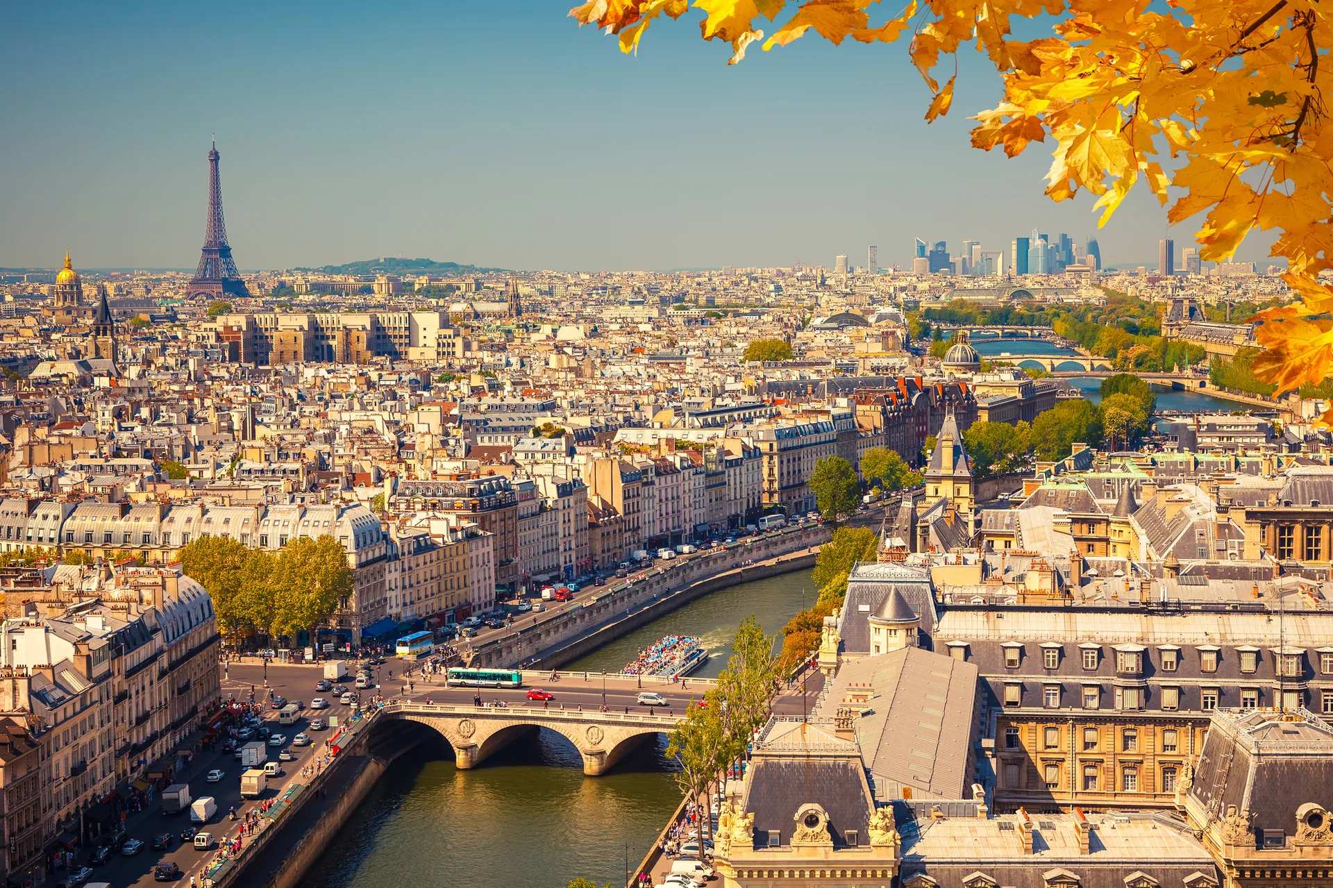 Paris Panorama mit Eiffelturm und Seine im Herbst – Blick über die Dächer der Stadt