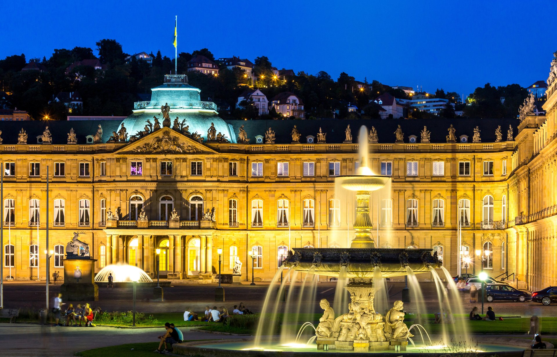 Neues Schloss Stuttgart bei Nacht – barocke Fassade mit beleuchtetem Springbrunnen am Schlossplatz