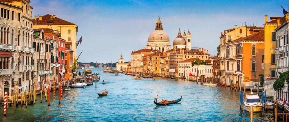 Canal Grande mit Basilica di Santa Maria della Salute in Venedig bei Sonnenuntergang
