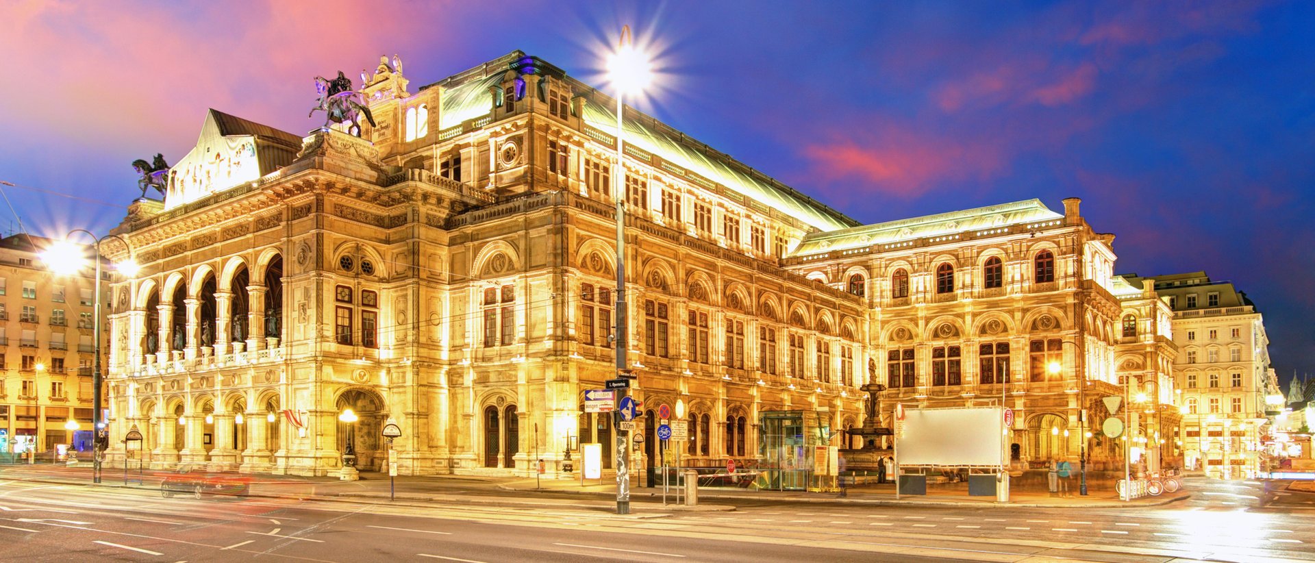 Wiener Staatsoper bei Nacht – Neorenaissance-Fassade beleuchtet am Opernring