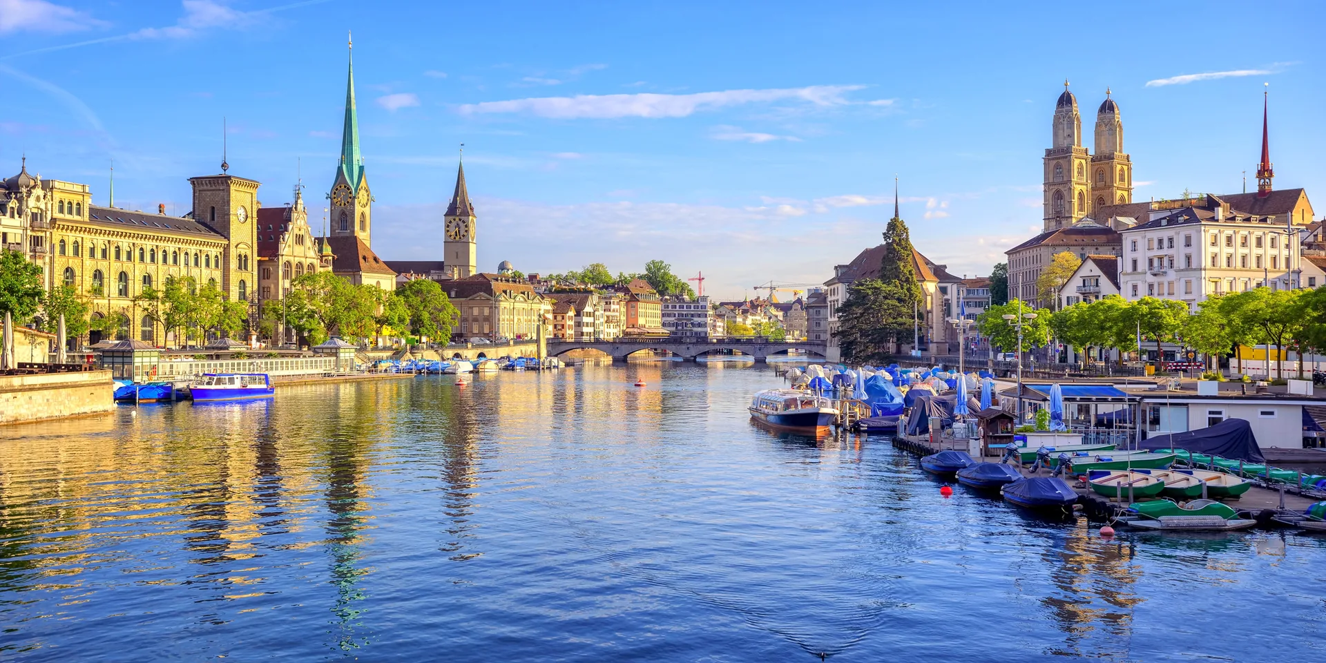 Panoramablick auf die Zürcher Altstadt am Fluss mit historischen Gebäuden