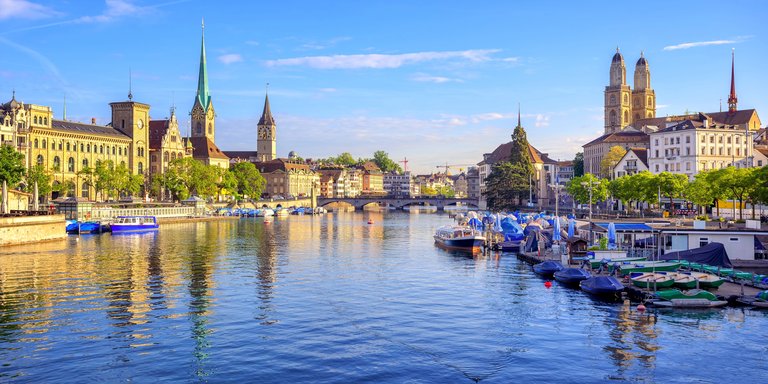 Panoramablick auf die Zürcher Altstadt am Fluss mit historischen Gebäuden